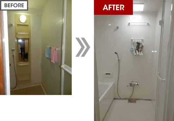 壁にフックを取り付けシャンプー類を収納する浴室。汚れがたまりやすいカウンターのない仕様