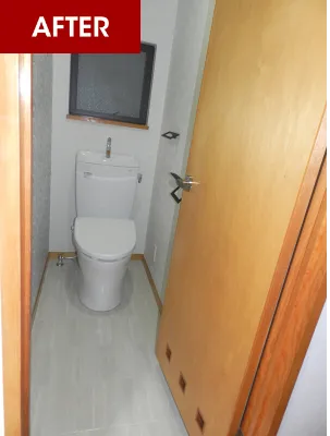 大胆な柄のクロスを貼り分けたトイレとアイアン製のペーパーホルダー・タオル掛け