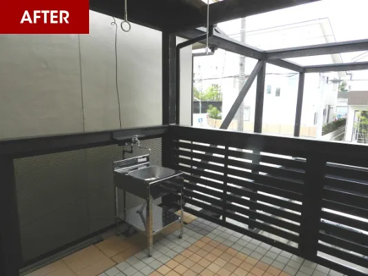 施工前後を比較したトイレ。段差と内開きドアを解消し、キッチン側から引き戸で入るバリアフリー仕様に変更